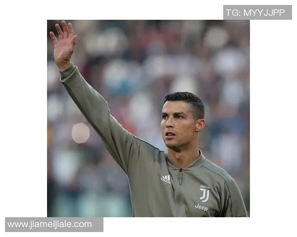 足球球星邪笑定格瞬间尽显霸气魅力引爆球迷热议